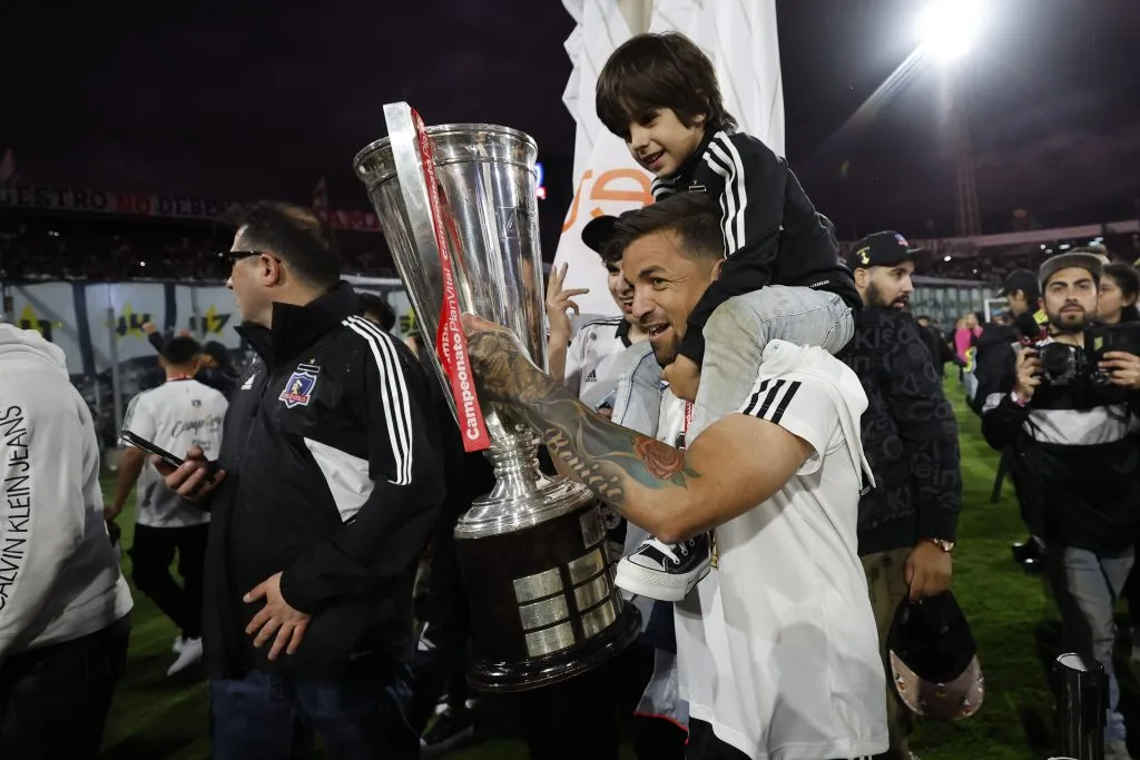 Costa levantando el trofeo de campeón del Campeonato Nacional | FOTO: Jose Alvujar/Photosport