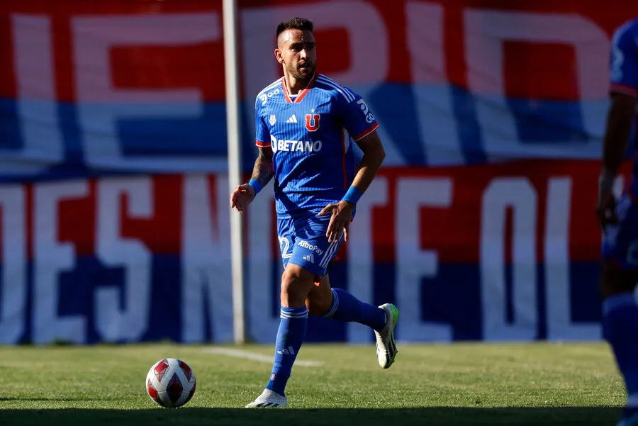 Zaldivia es el gran patrón de la zaga azul. | Foto: Photosport