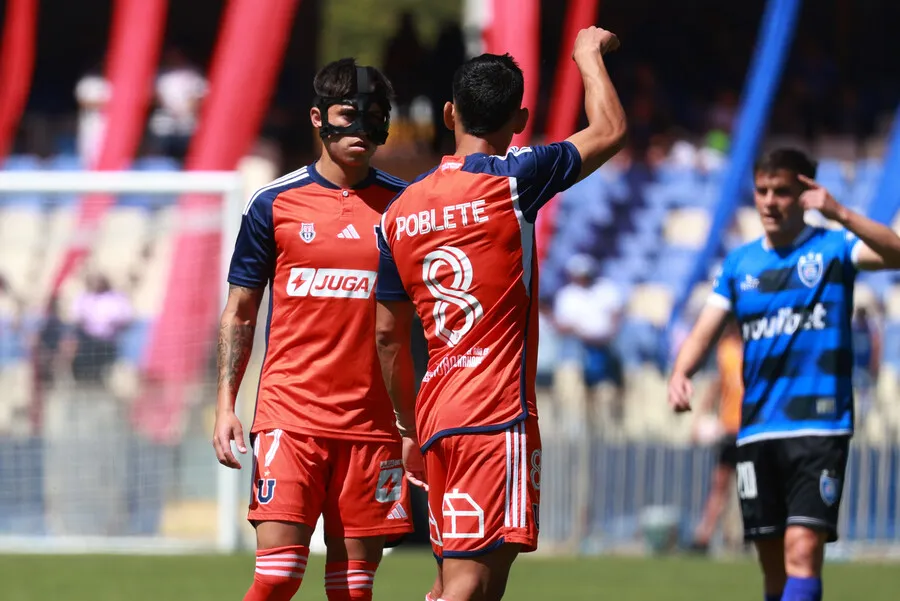 Maximiliano Guerrero jugando con una máscara protectora | Foto: Photosport