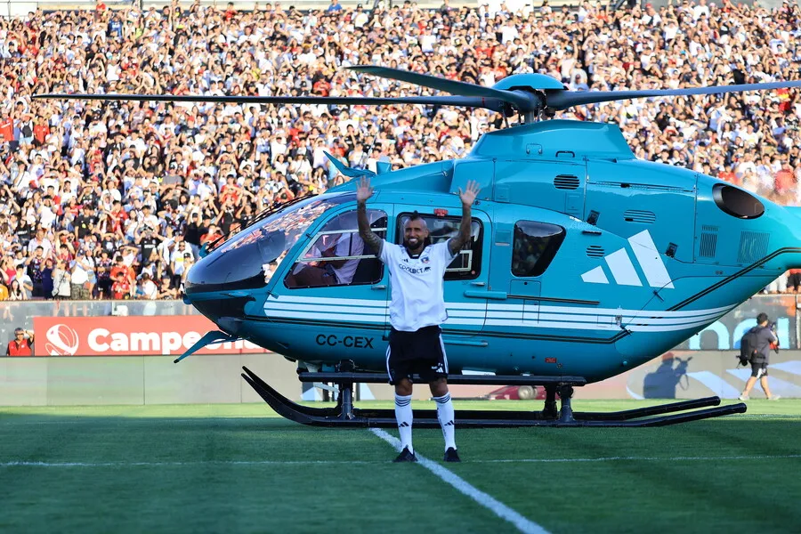 Arturo Vidal fue presentado con bombos y platillos en Colo Colo. | Foto: Photosport