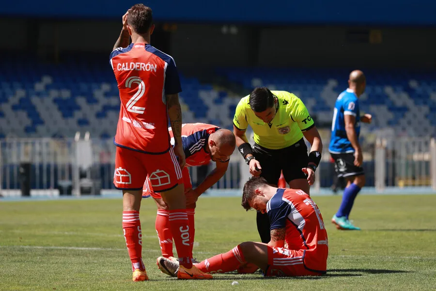 Gómez salió lesionado en la U y preocupa por su situación | Foto: Photosport