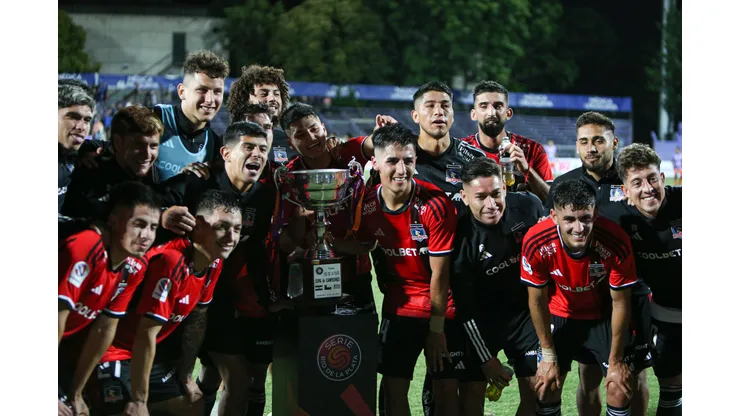 Juvenil de Colo Colo llevó se hizo presente con ayuda en la Quinta Región. (Foto: Dante Fernández/Focouy/Photosport)