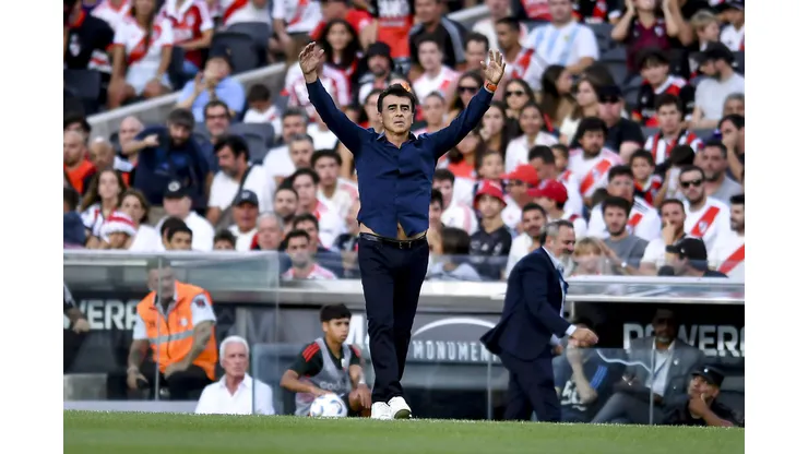 Gustavo Quinteros sufre durísima caída con Vélez Sarsfield (Foto: Getty)