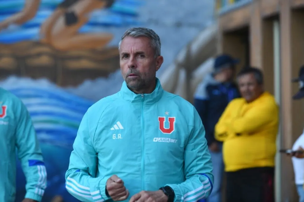 Gustavo Álvarez ya toma decisiones de cara al inicio del torneo (Photosport)