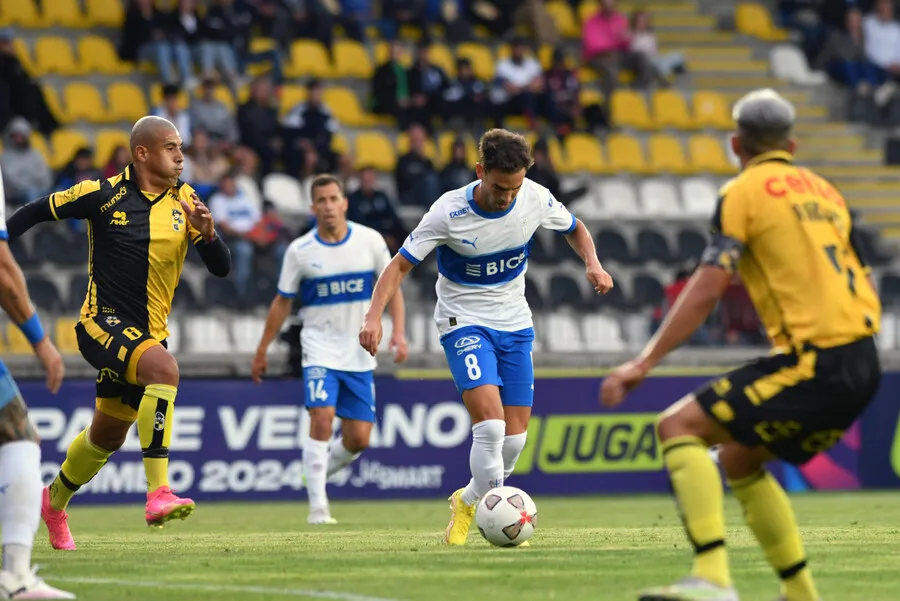Menossi ya se estrenó con la camiseta de la UC. | Foto: Photosport