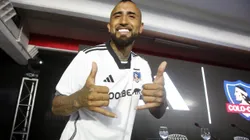 Arturo Vidal luciendo la nueva camiseta de Colo Colo. (Foto: Jonnathan Oyarzún/Photosport)