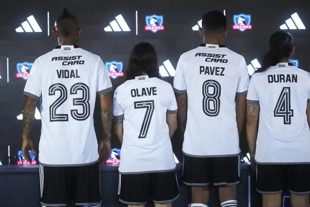 Así son los dorsales de la nueva camiseta de Colo Colo para la temporada 2024. (Foto: Jonnathan Oyarzún/Photosport)