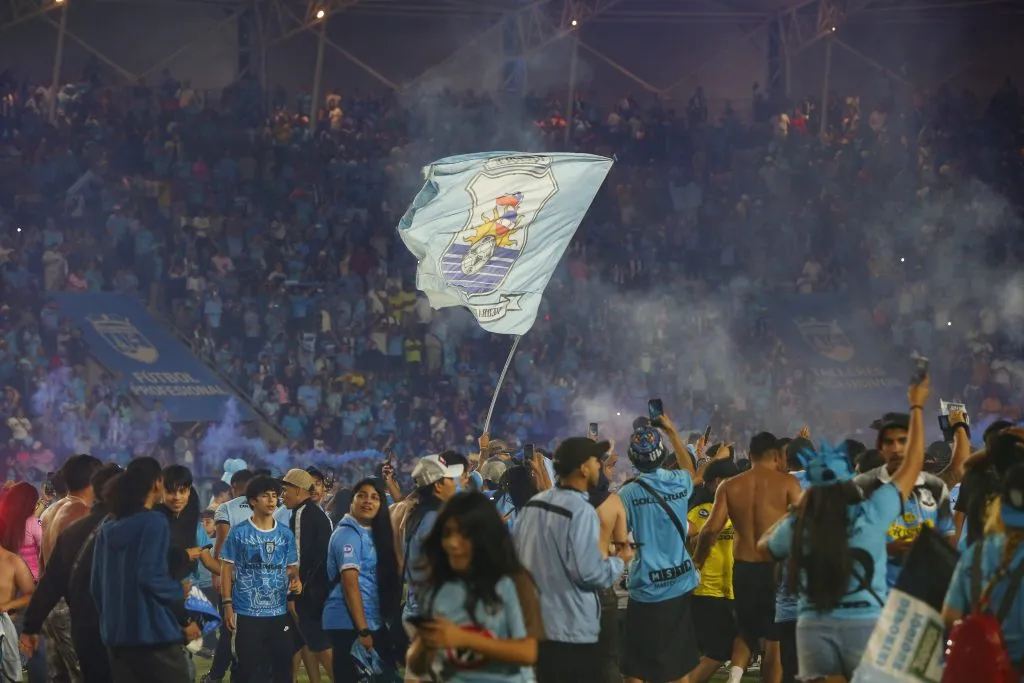 Deportes Iquique deberá jugar su primer partido de local sin público, debido a la gran invasión a la cancha del Estadio Tierra de Campeones cuando lograron el ascenso a Primera División. (Foto: Álex Díaz/Photosport)