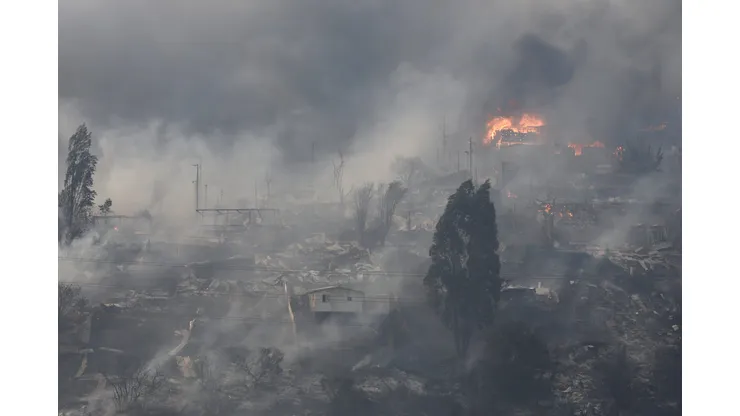 Los incendios forestales han arrasado cientos de hectáreas y hogares en Viña del Mar. (Foto: Andrés Pina/Aton Chile)