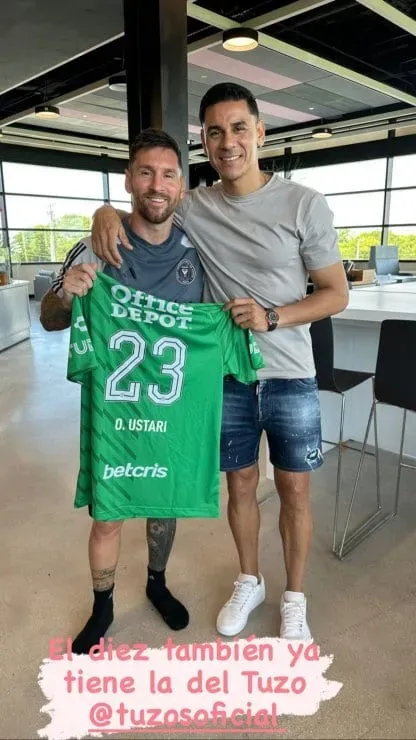 Ustari le regaló su camiseta a Messi.