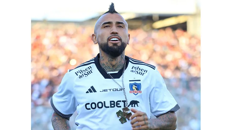 Las marcas no quieren separarse del Colo Colo de Arturo Vidal. (Foto: Photosport)