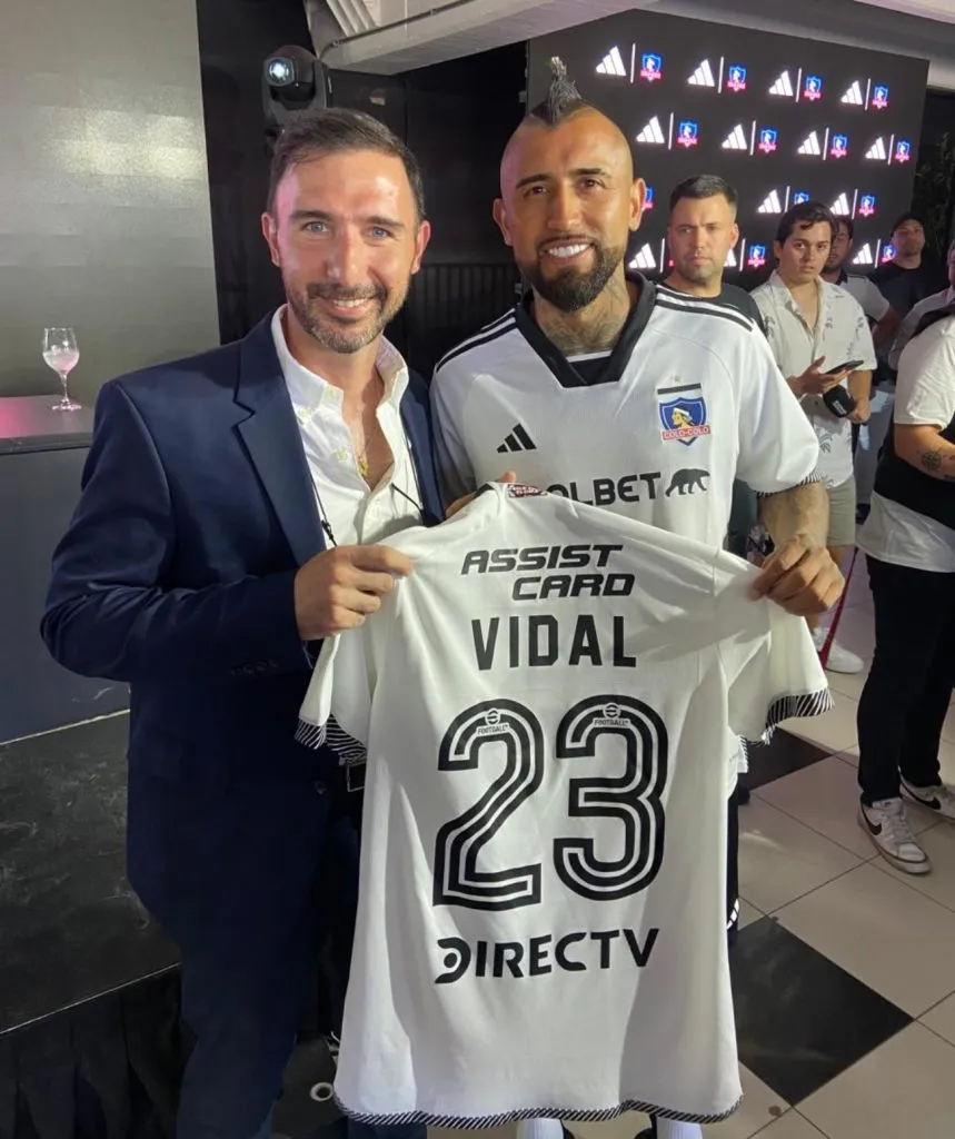 Daniel Escola de Assist Card junto a Arturo Vidal en el lanzamiento de la nueva camiseta de Colo Colo. (Foto: Cedida)