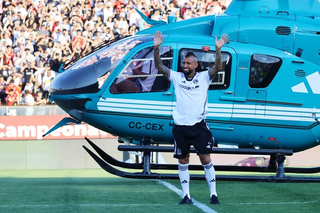 Arturo Vidal arribó en helicóptero a su gran bienvenida ante la hinchada de Colo Colo. (Foto: Marcelo Hernández/Photosport)