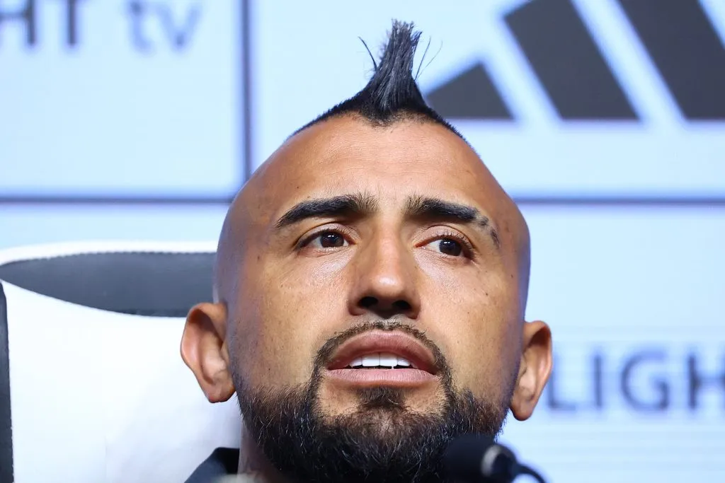 Arturo Vidal en la conferencia de prensa luego de su gran bienvenida a estadio lleno en Colo Colo. (Foto: Marcelo Hernández/Photosport)