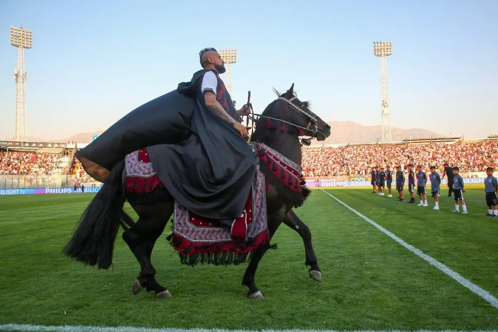 Arturo Vidal se paseó a caballo por la cancha del Estadio Monumental. (Foto: Marcelo Hernández/Photosport)