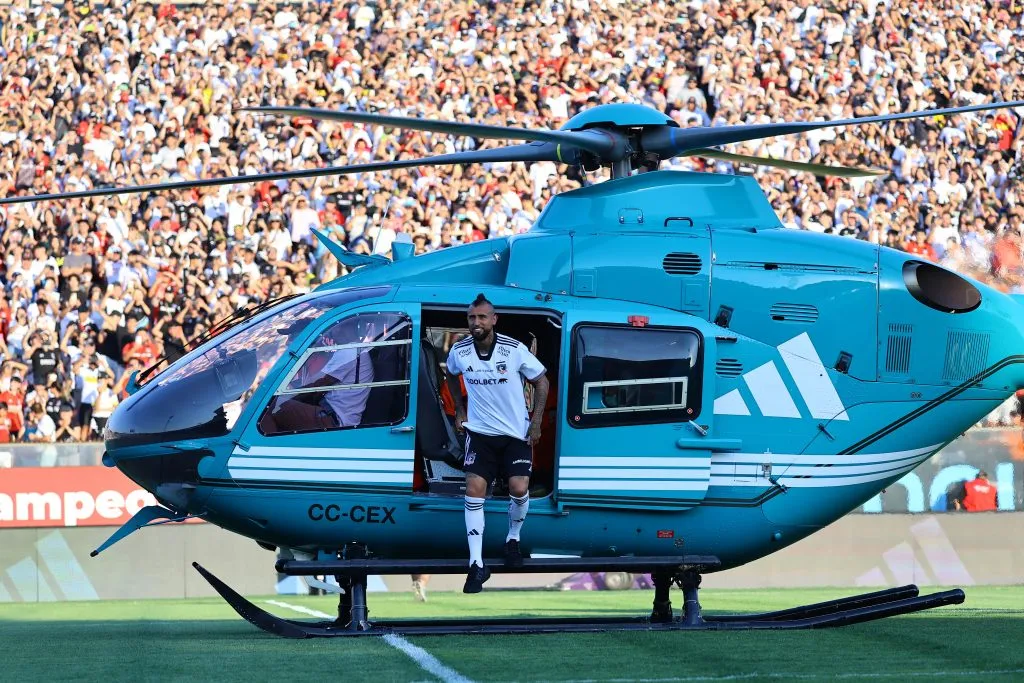 Arturo  Vidal llegó en helicóptero hasta la cancha del Estadio Monumental. (Foto: Marcelo Hernández/Photosport)