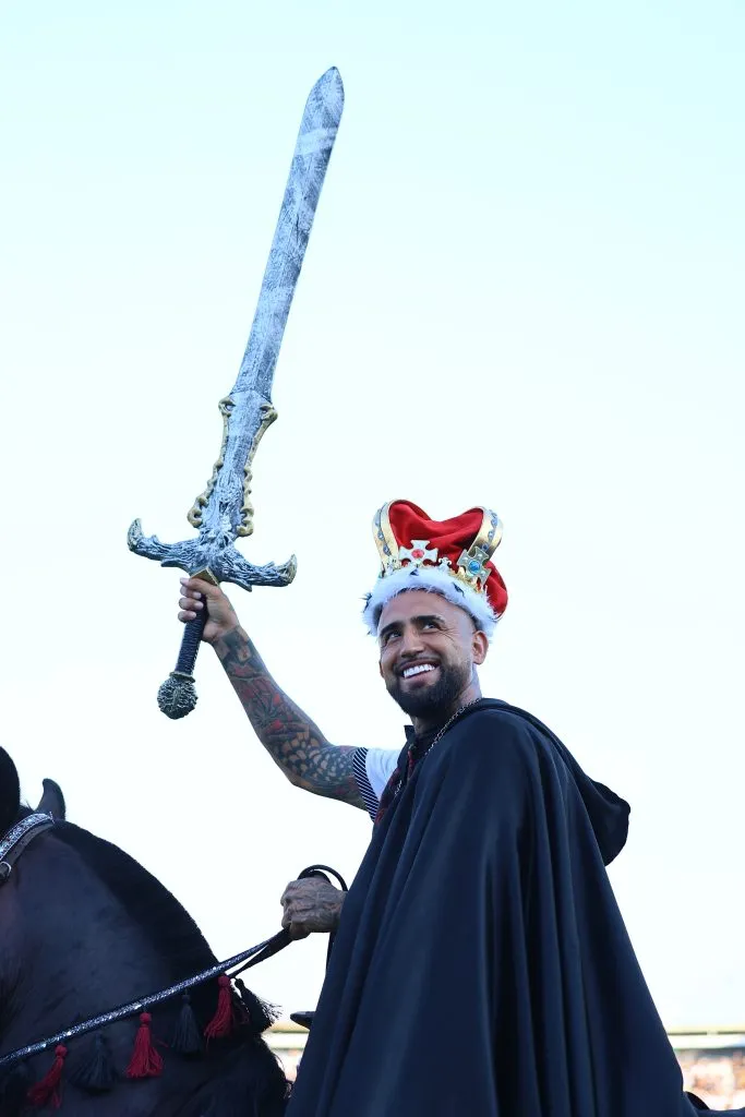 Con arma en mano, corona y manto, Arturo Vidal recorrió la cancha del Estadio Monumental a caballo. (Foto: Marcelo Hernández/Photosport)