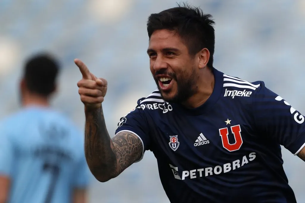 Arias celebrando uno de sus goles con la camiseta azul | FOTO: Andres Pina/Photosport