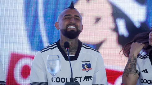Arturo Vidal también fue protagonista del lanzamiento de la nueva camiseta de Colo Colo. (Foto: Jonnathan Oyarzún/Photosport)