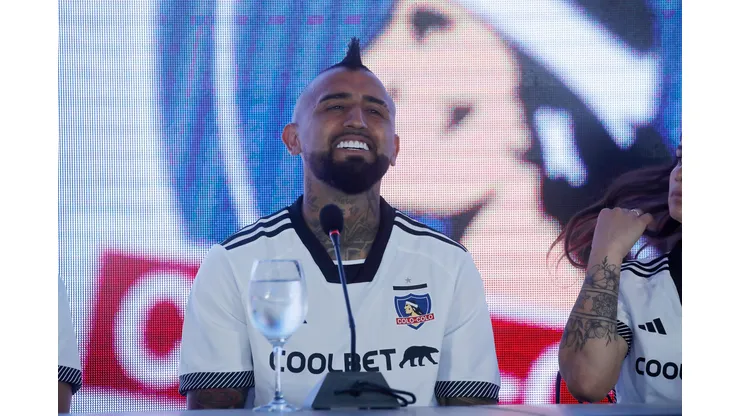 Arturo Vidal también fue protagonista del lanzamiento de la nueva camiseta de Colo Colo. (Foto: Jonnathan Oyarzún/Photosport)