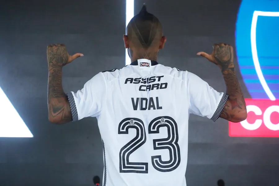 Arturo Vidal se luce en Colo Colo. | Foto: Photosport