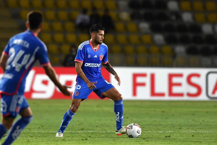 Ojeda es apuntado por Rivarola en la U | Foto: Photosport