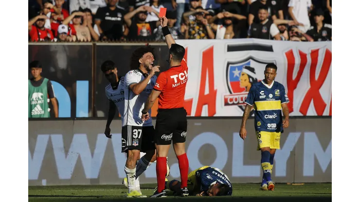 Maximiliano Falcón vio la tarjeta roja en el Colo Colo vs Everton. (Foto: Dragomir Yankovic/Photosport)