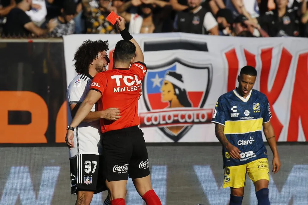 Momento de la expulsión de Maximiliano Falcón en el partido de Colo Colo vs Everton. (Foto: Dragomir Yankovic/Photosport)