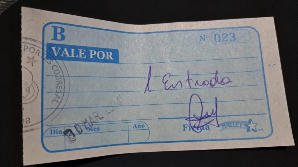 Esto recibieron los hinchas de la U a modo de entrada (Bolavip)