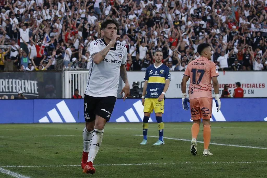 Carlos Palacios hizo el gesto de silencio en su festejo. (Foto: Photosport)