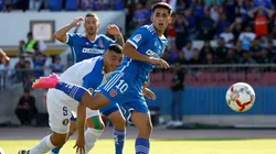 Lucas Assadi se queda debajo del avión en la Universidad de Chile