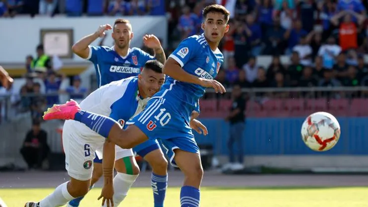 Lucas Assadi se queda debajo del avión en la Universidad de Chile