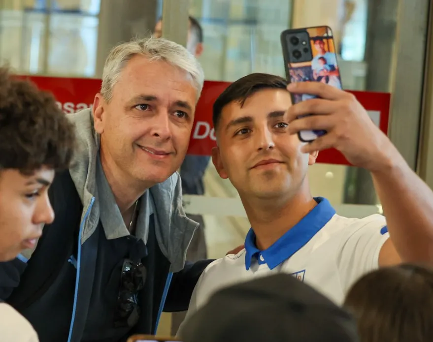 Nunes recibiendo el cariño de los hinchas de la UC | FOTO: Los Cruzados