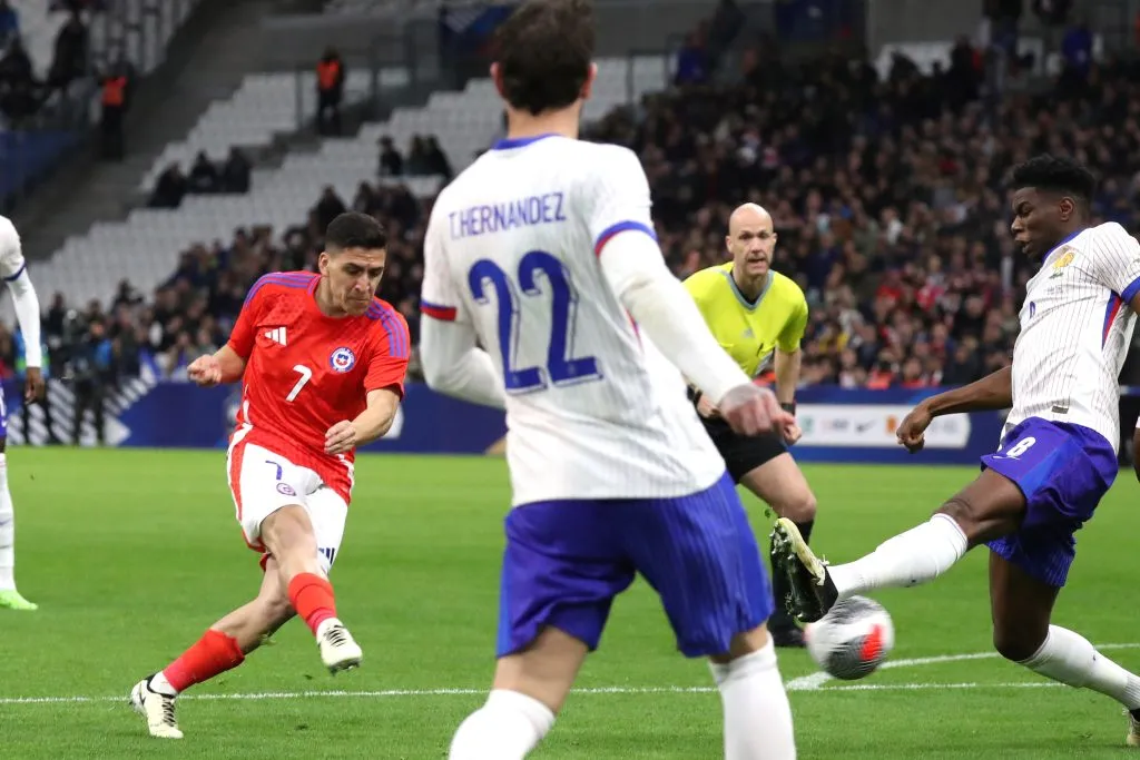 Momento en que Marcelo Núñez sacó el remate para el primer gol de la Selección Chilena ante Francia. (Foto: Manu Blondeau/AOP/SIPA/PHOTOSPORT)