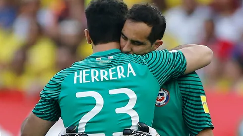 Johnny Herrera defiende a Claudio Bravo (Foto: Photosport)