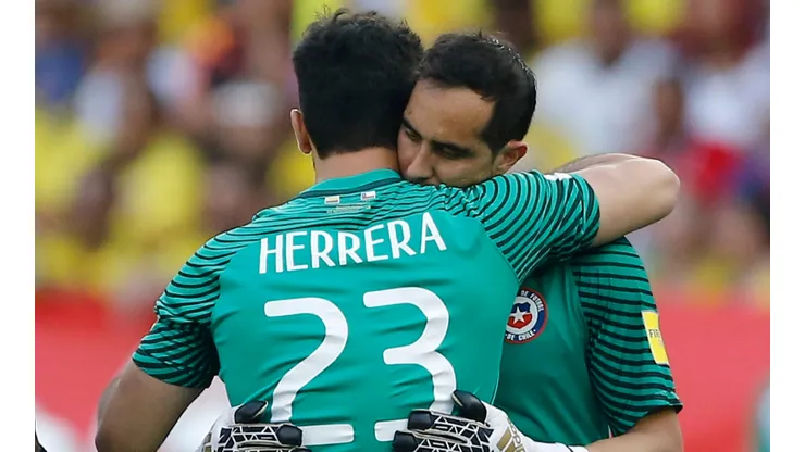 Johnny Herrera defiende a Claudio Bravo (Foto: Photosport)