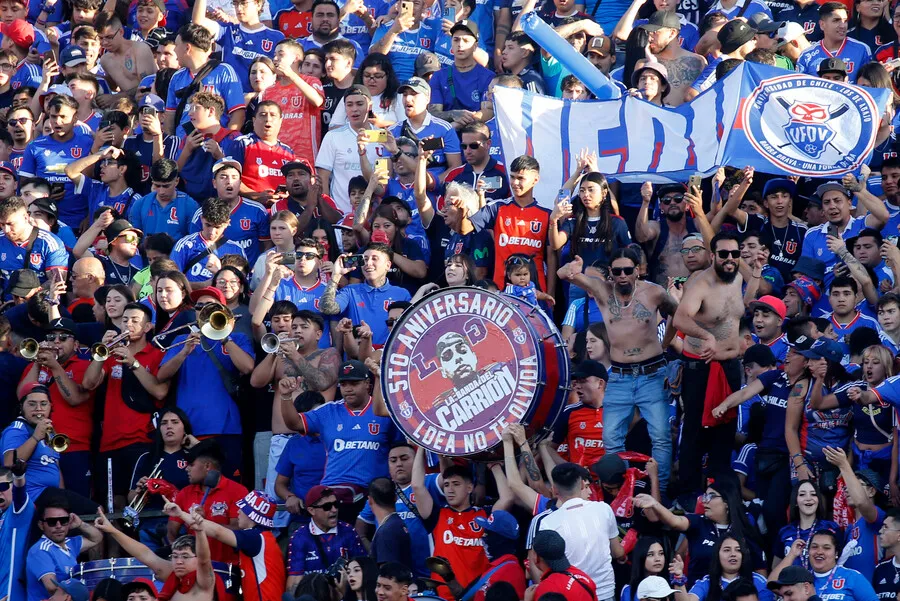 El hincha azul llegó en masa al Estadio Nacional. | Foto: Photosport