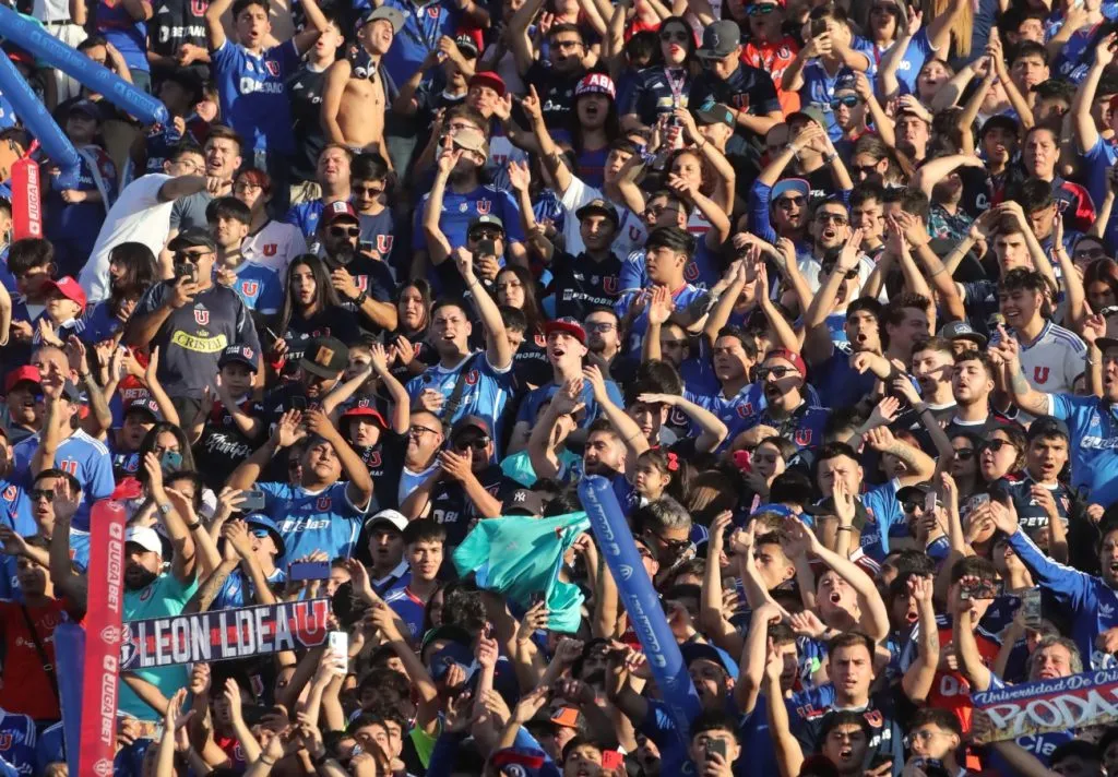 La hinchada de Universidad de Chile cantó contra la directiva.
