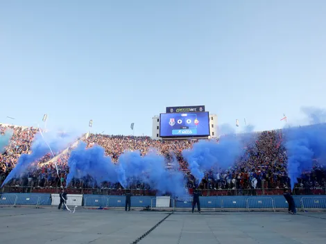 Hinchada de la U canta contra la directiva por entradas para niños