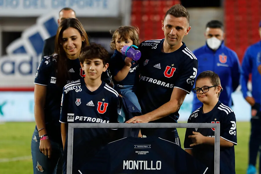 Montillo junto a su familia en el día de su último partido (Photosport)
