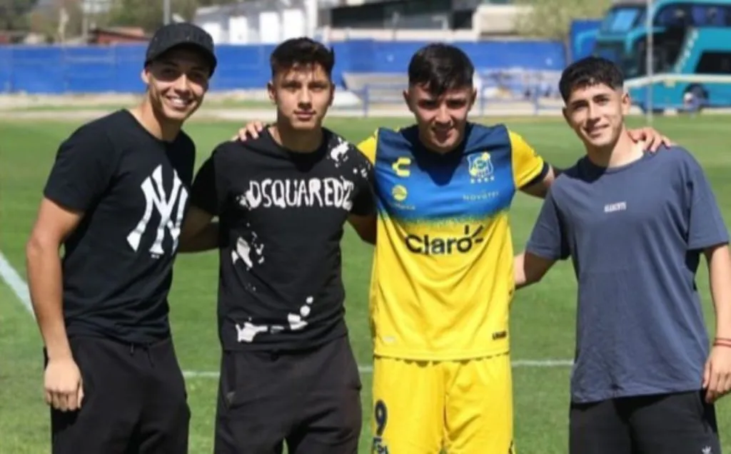 Flavio Moya visitó a sus antiguos compañeros de Universidad de Chile. También se encontró con Nicolás Venegas, actualmente en Everton.