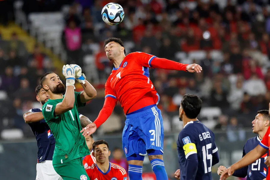 Rodrigo  Vera le pegó a Maripán sin asco. | Foto: Photosport