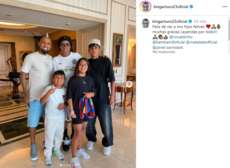 Arturo Vidal y sus hijos conocieron a Ronaldinho.