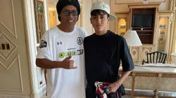 Alonso Vidal conoce a Ronaldinho. (Foto: monitovidal7oficial, Instagram)
