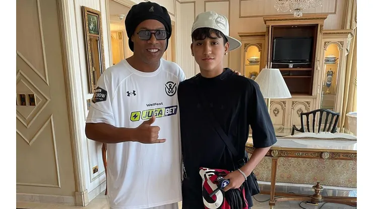 Alonso Vidal conoce a Ronaldinho. (Foto: monitovidal7oficial, Instagram)
