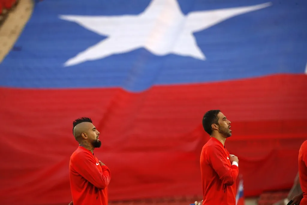 Arturo Vidal y Claudio Bravo tendrían un importante conflicto en La Roja.  