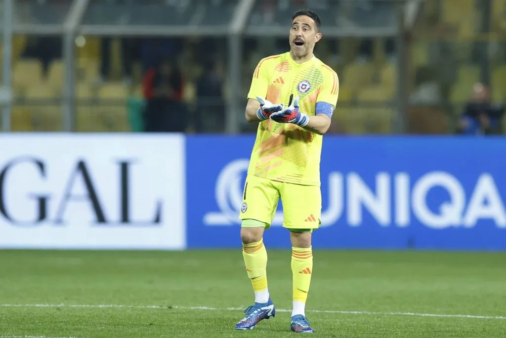 Claudio Bravo podría salir del once inicial de La Roja.
