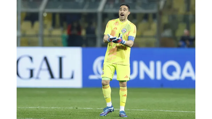 Claudio Bravo podría salir del once inicial de La Roja.