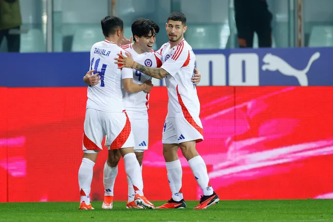 Dávila celebra su gol, el histórico 3-0 (Photosport)