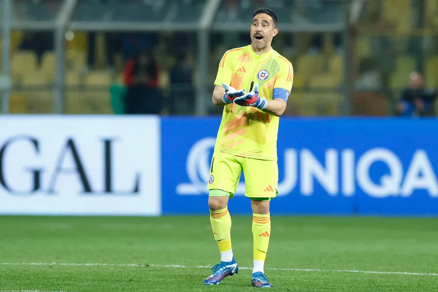 Tras casi un año, Bravo volvió a defender el arco de Chile (Photosport)